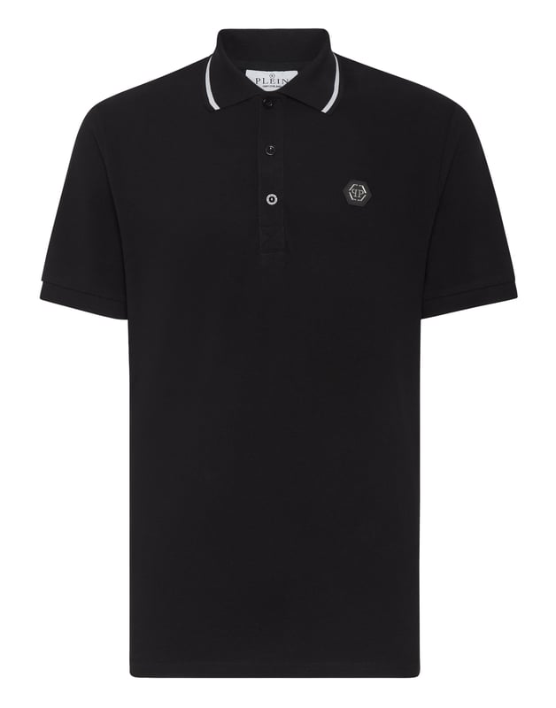 con cristales  Un clásico también puede tener un giro alternativo. Compruebe cómo hemos revolucionado el polo de piqué    Algodón piqué   La versión Paisley de la icónica calavera lleva pedrería en la espalda   Hexágono PP en un parche de cuero saffiano cosido en el pecho izquierdo   Cuello basculante   Cuello y puños de punto elástico   Dos aberturas laterales