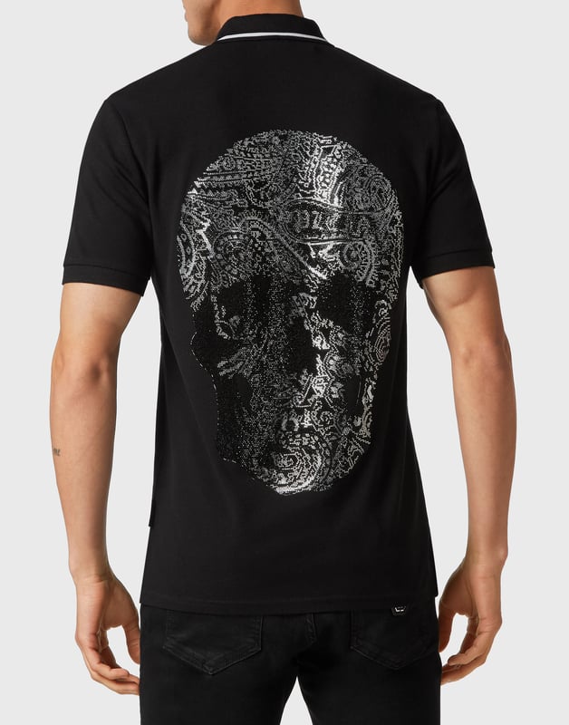 con cristales  Un clásico también puede tener un giro alternativo. Compruebe cómo hemos revolucionado el polo de piqué    Algodón piqué   La versión Paisley de la icónica calavera lleva pedrería en la espalda   Hexágono PP en un parche de cuero saffiano cosido en el pecho izquierdo   Cuello basculante   Cuello y puños de punto elástico   Dos aberturas laterales
