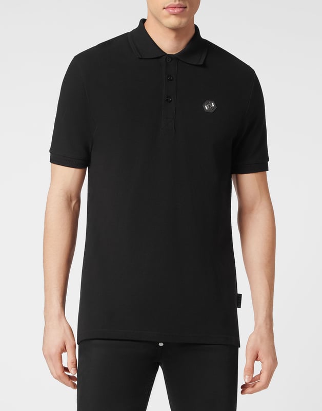 Descubra la originalidad de este polo de manga corta de piqué de algodón decorado con la icónica calavera.   Algodón piqué   El icónico estampado Skull barroco de pedrería en la espalda   Hexágono PP en un parche de piel saffiano cosido en el pecho izquierdo   Botones con logotipo   Cuello y puños de punto de canalé Chevron   Dos aberturas laterales