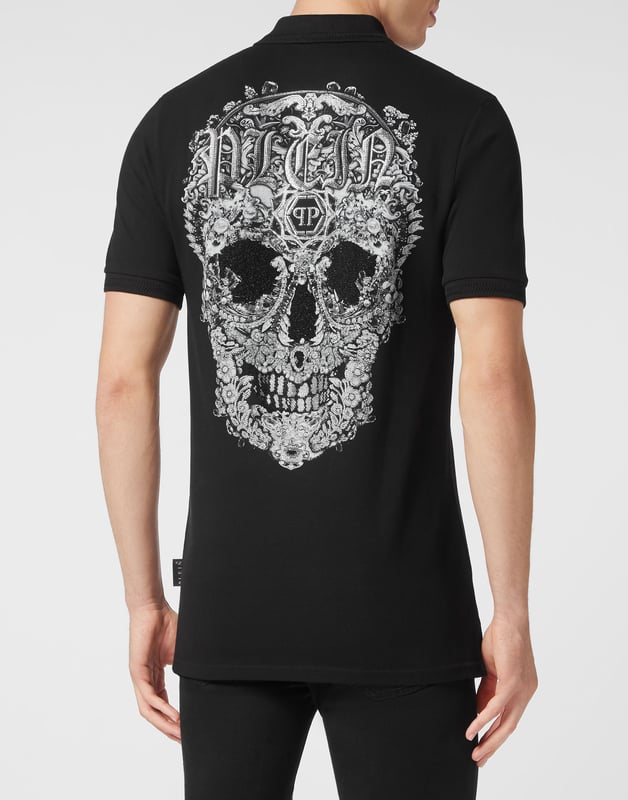 Descubra la originalidad de este polo de manga corta de piqué de algodón decorado con la icónica calavera.   Algodón piqué   El icónico estampado Skull barroco de pedrería en la espalda   Hexágono PP en un parche de piel saffiano cosido en el pecho izquierdo   Botones con logotipo   Cuello y puños de punto de canalé Chevron   Dos aberturas laterales