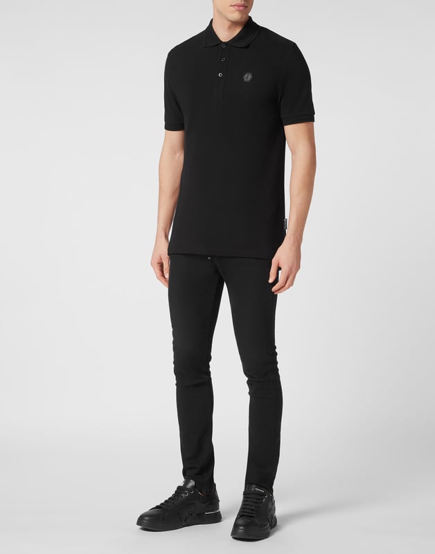 Descubra la originalidad de este polo de manga corta de piqué de algodón decorado con la icónica calavera.   Algodón piqué   El icónico estampado Skull barroco de pedrería en la espalda   Hexágono PP en un parche de piel saffiano cosido en el pecho izquierdo   Botones con logotipo   Cuello y puños de punto de canalé Chevron   Dos aberturas laterales