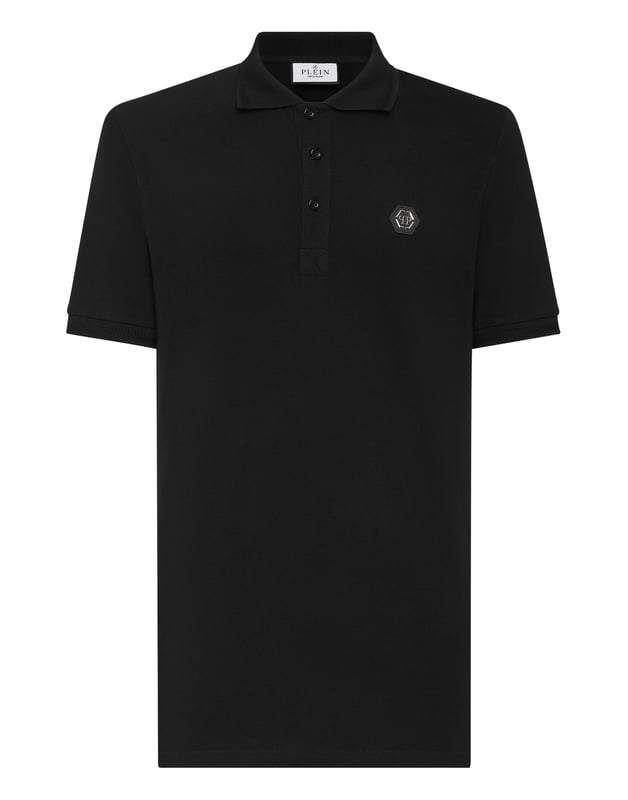 Descubra la originalidad de este polo de manga corta de piqué de algodón decorado con la icónica calavera.   Algodón piqué   El icónico estampado Skull barroco de pedrería en la espalda   Hexágono PP en un parche de piel saffiano cosido en el pecho izquierdo   Botones con logotipo   Cuello y puños de punto de canalé Chevron   Dos aberturas laterales