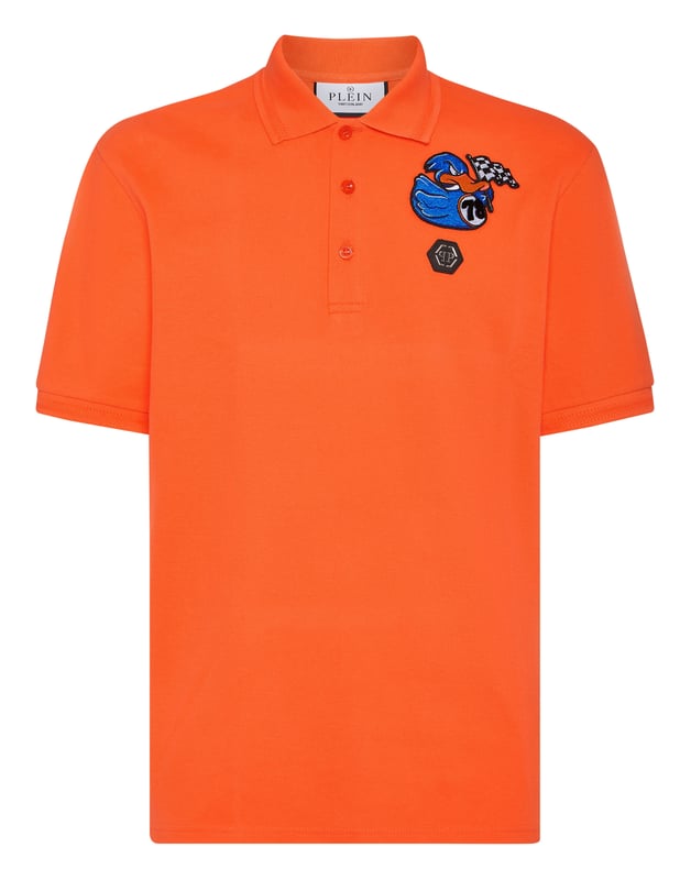 Discover the originality of this cotton piqué short sleeve polo shirt decorated with the Brand’s iconic elements.   Cotton piqué   Embroidered patch   Logoed patch sewn at left chest   Logoed buttons   Rib knit collar and cuffs    Two side slits