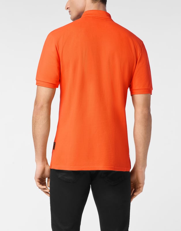 Discover the originality of this cotton piqué short sleeve polo shirt decorated with the Brand’s iconic elements.   Cotton piqué   Embroidered patch   Logoed patch sewn at left chest   Logoed buttons   Rib knit collar and cuffs    Two side slits