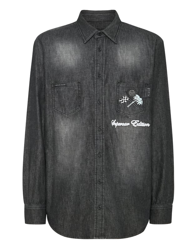 Añade un toque de singularidad a tu look con esta camisa vaquera. Descubre sus características.   Tejido vaquero usado   Dos bolsillos de parche   Bordado en el pecho izquierdo y canesú   Cierre de botones   Dobladillo curvado.
