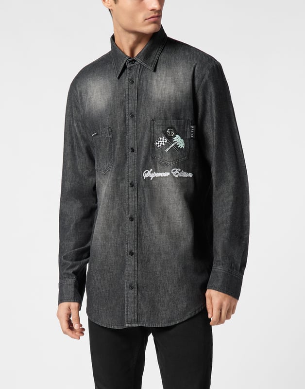 Añade un toque de singularidad a tu look con esta camisa vaquera. Descubre sus características.   Tejido vaquero usado   Dos bolsillos de parche   Bordado en el pecho izquierdo y canesú   Cierre de botones   Dobladillo curvado.