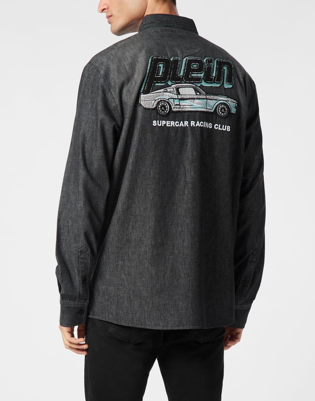 Añade un toque de singularidad a tu look con esta camisa vaquera. Descubre sus características.   Tejido vaquero usado   Dos bolsillos de parche   Bordado en el pecho izquierdo y canesú   Cierre de botones   Dobladillo curvado.