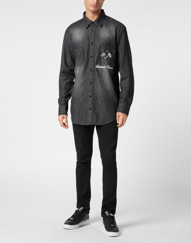 Añade un toque de singularidad a tu look con esta camisa vaquera. Descubre sus características.   Tejido vaquero usado   Dos bolsillos de parche   Bordado en el pecho izquierdo y canesú   Cierre de botones   Dobladillo curvado.