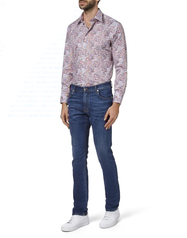 El boteh, más conocido como cachemira o paisley, es un patrón ancestral que evoca imágenes exóticas y que aquí aparece estampado en toda la prenda en esta camisa de popelina de algodón. Cuello camisero pequeño, modelo: Milano. Puños con dos botones. Incluye botones cuadrados de nácar. Corte: Slim/Silver