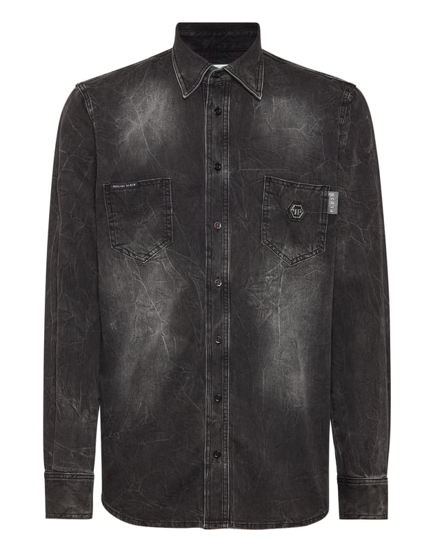Añada un toque de singularidad a su look con esta camisa vaquera con una de las decoraciones icónicas de la marca. Descubra sus características.   Tejido vaquero lavado a la piedra con desgaste y rasgaduras   Dos bolsillos de parche   Parche Skull & Bones con bordes crudos cosido en la espalda   Hexágono PP en un parche de piel saffiano cosido en el pecho izquierdo   Cierre con botones   Dobladillo curvado