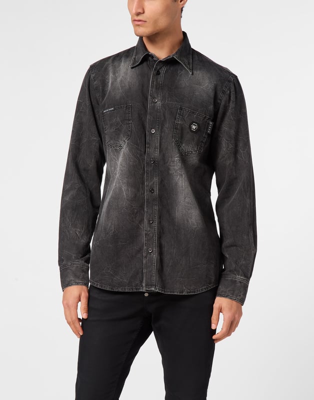 Añada un toque de singularidad a su look con esta camisa vaquera con una de las decoraciones icónicas de la marca. Descubra sus características.   Tejido vaquero lavado a la piedra con desgaste y rasgaduras   Dos bolsillos de parche   Parche Skull & Bones con bordes crudos cosido en la espalda   Hexágono PP en un parche de piel saffiano cosido en el pecho izquierdo   Cierre con botones   Dobladillo curvado