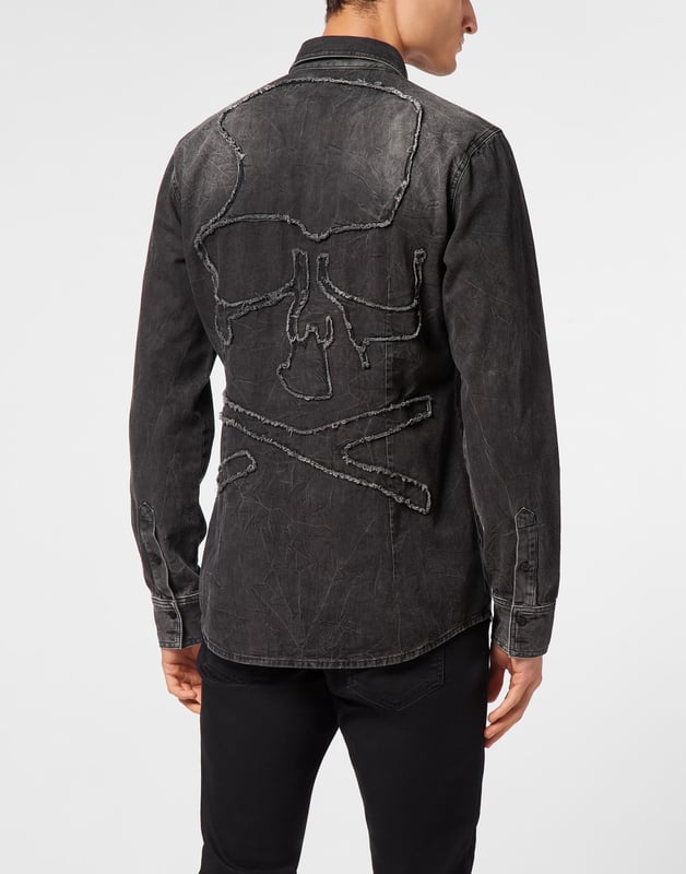 Añada un toque de singularidad a su look con esta camisa vaquera con una de las decoraciones icónicas de la marca. Descubra sus características.   Tejido vaquero lavado a la piedra con desgaste y rasgaduras   Dos bolsillos de parche   Parche Skull & Bones con bordes crudos cosido en la espalda   Hexágono PP en un parche de piel saffiano cosido en el pecho izquierdo   Cierre con botones   Dobladillo curvado