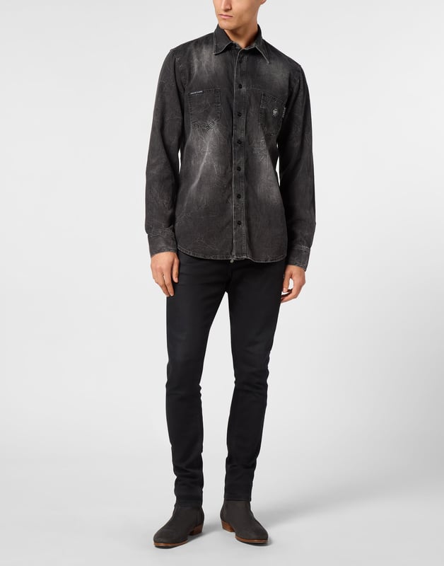 Añada un toque de singularidad a su look con esta camisa vaquera con una de las decoraciones icónicas de la marca. Descubra sus características.   Tejido vaquero lavado a la piedra con desgaste y rasgaduras   Dos bolsillos de parche   Parche Skull & Bones con bordes crudos cosido en la espalda   Hexágono PP en un parche de piel saffiano cosido en el pecho izquierdo   Cierre con botones   Dobladillo curvado