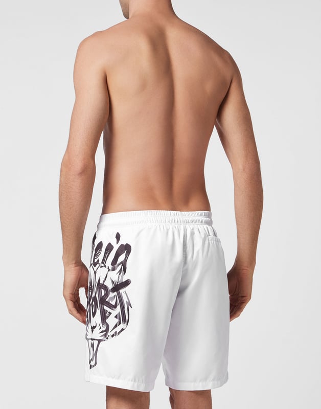 Vive sus momentos al aire libre con estilo. Estos pantalones cortos ligeros están diseñados para soportar el agua del mar o de la piscina y las canchas de voley playa.   Tejido de poliéster resistente y ultracómodo   Cintura elástica con cordón de ajuste   Bolsillos abiertos   Estampados de Tigre y del nombre de la Marca en ambas piernas   Forro de malla