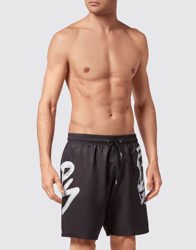 Vive sus momentos al aire libre con estilo. Estos pantalones cortos ligeros están diseñados para soportar el agua del mar o de la piscina y las canchas de voley playa.   Tejido de poliéster resistente y ultracómodo   Cintura elástica con cordón de ajuste   Bolsillos abiertos   Estampados de Tigre y del nombre de la Marca en ambas piernas   Forro de malla