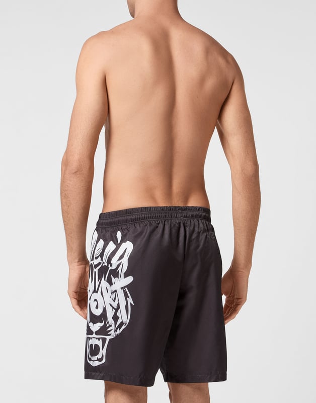 Vive sus momentos al aire libre con estilo. Estos pantalones cortos ligeros están diseñados para soportar el agua del mar o de la piscina y las canchas de voley playa.   Tejido de poliéster resistente y ultracómodo   Cintura elástica con cordón de ajuste   Bolsillos abiertos   Estampados de Tigre y del nombre de la Marca en ambas piernas   Forro de malla
