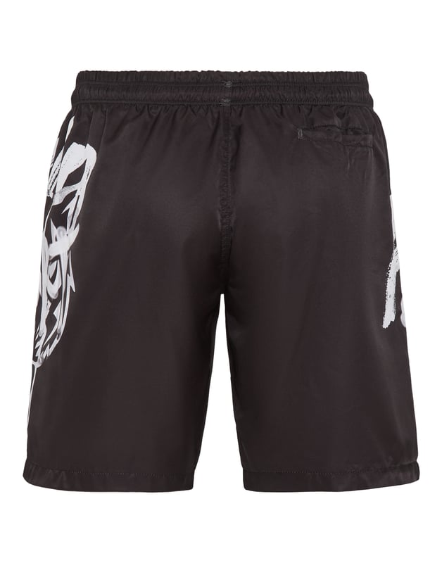 Vive sus momentos al aire libre con estilo. Estos pantalones cortos ligeros están diseñados para soportar el agua del mar o de la piscina y las canchas de voley playa.   Tejido de poliéster resistente y ultracómodo   Cintura elástica con cordón de ajuste   Bolsillos abiertos   Estampados de Tigre y del nombre de la Marca en ambas piernas   Forro de malla