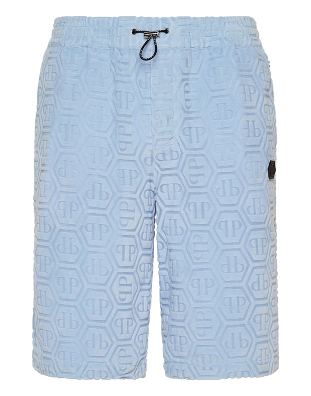 También nos preocupamos por su tiempo libre. Le recomendamos estos pantalones cortos de mezcla de algodón.   Esponja con dibujos láser   Parche con logotipo   Bolsillos con aberturas   Cintura elástica con cordón de ajuste