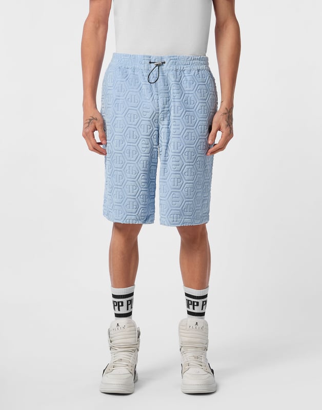 También nos preocupamos por su tiempo libre. Le recomendamos estos pantalones cortos de mezcla de algodón.   Esponja con dibujos láser   Parche con logotipo   Bolsillos con aberturas   Cintura elástica con cordón de ajuste