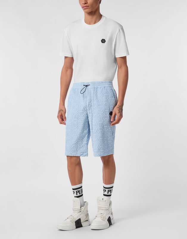También nos preocupamos por su tiempo libre. Le recomendamos estos pantalones cortos de mezcla de algodón.   Esponja con dibujos láser   Parche con logotipo   Bolsillos con aberturas   Cintura elástica con cordón de ajuste