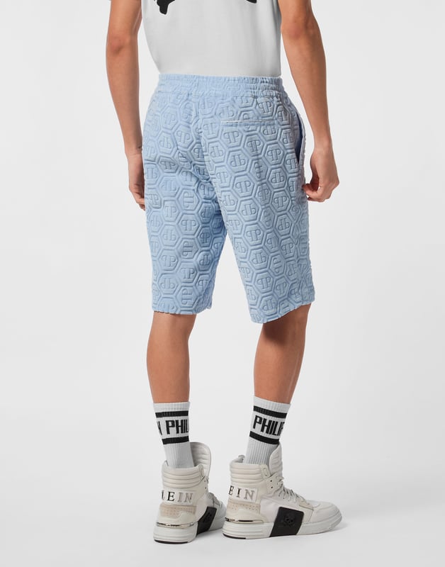 También nos preocupamos por su tiempo libre. Le recomendamos estos pantalones cortos de mezcla de algodón.   Esponja con dibujos láser   Parche con logotipo   Bolsillos con aberturas   Cintura elástica con cordón de ajuste
