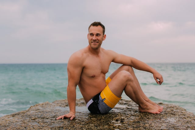 Entdecke die hochwertige Badehose von GUGGEN MOUNTAIN, perfekt für entspannte Strandtage und actionreiche Wassersport-Abenteuer. Hergestellt aus 100% Polyester, überzeugt sie durch schnelltrocknendes Material und eine besonders langlebige Verarbeitung – ideal für den täglichen Einsatz im Wasser und an Land.

Für zusätzlichen Komfort sorgt eine integrierte Innenhose aus reißfestem Netzgewebe, ebenso wie die zwei praktischen Seitentaschen – alle mit robuster Doppelnaht gefertigt. Der breite elastische Bund mit Kordelzug garantiert optimalen Halt bei jeder Bewegung – ob beim Schwimmen, Surfen oder Beachvolleyball.

Mit ihrem modernen und sportlichen Design ist diese Badehose nicht nur funktional, sondern auch optisch ein echter Hingucker – ganz im Stil von GUGGEN MOUNTAIN.

Pflegehinweis: Waschbar bei 30 °C