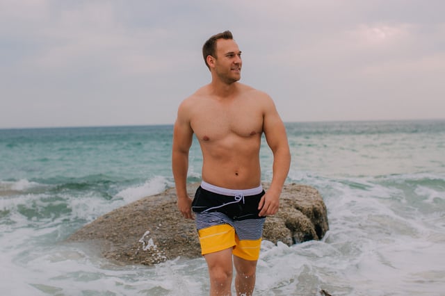 Entdecke die hochwertige Badehose von GUGGEN MOUNTAIN, perfekt für entspannte Strandtage und actionreiche Wassersport-Abenteuer. Hergestellt aus 100% Polyester, überzeugt sie durch schnelltrocknendes Material und eine besonders langlebige Verarbeitung – ideal für den täglichen Einsatz im Wasser und an Land.

Für zusätzlichen Komfort sorgt eine integrierte Innenhose aus reißfestem Netzgewebe, ebenso wie die zwei praktischen Seitentaschen – alle mit robuster Doppelnaht gefertigt. Der breite elastische Bund mit Kordelzug garantiert optimalen Halt bei jeder Bewegung – ob beim Schwimmen, Surfen oder Beachvolleyball.

Mit ihrem modernen und sportlichen Design ist diese Badehose nicht nur funktional, sondern auch optisch ein echter Hingucker – ganz im Stil von GUGGEN MOUNTAIN.

Pflegehinweis: Waschbar bei 30 °C