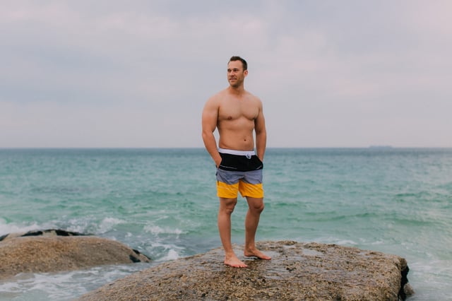 Entdecke die hochwertige Badehose von GUGGEN MOUNTAIN, perfekt für entspannte Strandtage und actionreiche Wassersport-Abenteuer. Hergestellt aus 100% Polyester, überzeugt sie durch schnelltrocknendes Material und eine besonders langlebige Verarbeitung – ideal für den täglichen Einsatz im Wasser und an Land.

Für zusätzlichen Komfort sorgt eine integrierte Innenhose aus reißfestem Netzgewebe, ebenso wie die zwei praktischen Seitentaschen – alle mit robuster Doppelnaht gefertigt. Der breite elastische Bund mit Kordelzug garantiert optimalen Halt bei jeder Bewegung – ob beim Schwimmen, Surfen oder Beachvolleyball.

Mit ihrem modernen und sportlichen Design ist diese Badehose nicht nur funktional, sondern auch optisch ein echter Hingucker – ganz im Stil von GUGGEN MOUNTAIN.

Pflegehinweis: Waschbar bei 30 °C