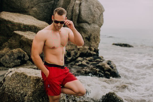 Entdecke die hochwertige Badehose von GUGGEN MOUNTAIN, perfekt für entspannte Strandtage und actionreiche Wassersport-Abenteuer. Hergestellt aus 100% Polyester, überzeugt sie durch schnelltrocknendes Material und eine besonders langlebige Verarbeitung – ideal für den täglichen Einsatz im Wasser und an Land.

Für zusätzlichen Komfort sorgt eine integrierte Innenhose aus reißfestem Netzgewebe, ebenso wie die zwei praktischen Seitentaschen – alle mit robuster Doppelnaht gefertigt. Der breite elastische Bund mit Kordelzug garantiert optimalen Halt bei jeder Bewegung – ob beim Schwimmen, Surfen oder Beachvolleyball.

Mit ihrem modernen und sportlichen Design ist diese Badehose nicht nur funktional, sondern auch optisch ein echter Hingucker – ganz im Stil von GUGGEN MOUNTAIN.

Pflegehinweis: Waschbar bei 30 °C