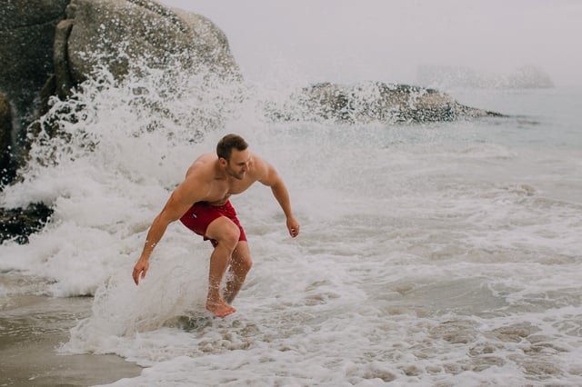 Entdecke die hochwertige Badehose von GUGGEN MOUNTAIN, perfekt für entspannte Strandtage und actionreiche Wassersport-Abenteuer. Hergestellt aus 100% Polyester, überzeugt sie durch schnelltrocknendes Material und eine besonders langlebige Verarbeitung – ideal für den täglichen Einsatz im Wasser und an Land.

Für zusätzlichen Komfort sorgt eine integrierte Innenhose aus reißfestem Netzgewebe, ebenso wie die zwei praktischen Seitentaschen – alle mit robuster Doppelnaht gefertigt. Der breite elastische Bund mit Kordelzug garantiert optimalen Halt bei jeder Bewegung – ob beim Schwimmen, Surfen oder Beachvolleyball.

Mit ihrem modernen und sportlichen Design ist diese Badehose nicht nur funktional, sondern auch optisch ein echter Hingucker – ganz im Stil von GUGGEN MOUNTAIN.

Pflegehinweis: Waschbar bei 30 °C