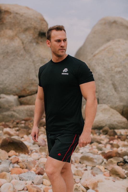 Herren Badehose wechselt Muster bei Nässe kariert schwarz GUGGEN MOUNTAIN Herren Badehose – Musterwechselnder Effekt für deinen Sommer-Look
Mit dieser Badehose von GUGGEN MOUNTAIN wird dein Strandauftritt zum echten Highlight: Das moderne Muster wechselt bei Nässe – ein cooler Effekt, der garantiert für Aufsehen sorgt! Ob am Pool, am Meer oder beim Wassersport – diese Badehose vereint Innovation, Komfort und Stil in einem.
Gefertigt aus 100% hochwertigem Polyester, ist sie besonders langlebig und trocknet extrem schnell – ideal für aktive Tage im Wasser. Die integrierte Innenhose aus reißfestem Netzgewebe mit Doppelnaht sorgt für zusätzliche Stabilität und ein angenehmes Tragegefühl.
Der breite Bund mit Kordelzug garantiert perfekten Halt – auch bei sportlicher Bewegung wie Surfen, Schwimmen, Beachvolleyball oder SUP. Dank des trendigen, sportlichen Designs der Marke GUGGEN MOUNTAIN bist du nicht nur funktional, sondern auch stilvoll unterwegs.
Pflegehinweis: Waschbar bei 30 °C
