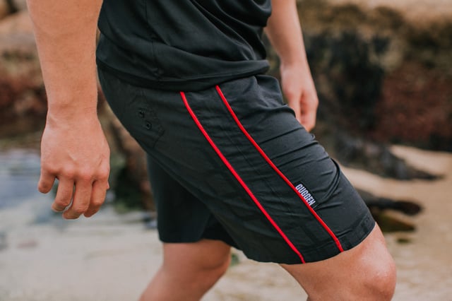 Herren Badehose wechselt Muster bei Nässe kariert schwarz GUGGEN MOUNTAIN Herren Badehose – Musterwechselnder Effekt für deinen Sommer-Look
Mit dieser Badehose von GUGGEN MOUNTAIN wird dein Strandauftritt zum echten Highlight: Das moderne Muster wechselt bei Nässe – ein cooler Effekt, der garantiert für Aufsehen sorgt! Ob am Pool, am Meer oder beim Wassersport – diese Badehose vereint Innovation, Komfort und Stil in einem.
Gefertigt aus 100% hochwertigem Polyester, ist sie besonders langlebig und trocknet extrem schnell – ideal für aktive Tage im Wasser. Die integrierte Innenhose aus reißfestem Netzgewebe mit Doppelnaht sorgt für zusätzliche Stabilität und ein angenehmes Tragegefühl.
Der breite Bund mit Kordelzug garantiert perfekten Halt – auch bei sportlicher Bewegung wie Surfen, Schwimmen, Beachvolleyball oder SUP. Dank des trendigen, sportlichen Designs der Marke GUGGEN MOUNTAIN bist du nicht nur funktional, sondern auch stilvoll unterwegs.
Pflegehinweis: Waschbar bei 30 °C