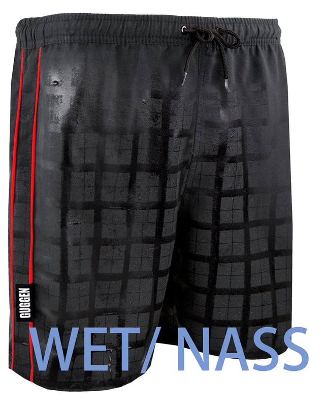 Herren Badehose wechselt Muster bei Nässe kariert schwarz GUGGEN MOUNTAIN Herren Badehose – Musterwechselnder Effekt für deinen Sommer-Look
Mit dieser Badehose von GUGGEN MOUNTAIN wird dein Strandauftritt zum echten Highlight: Das moderne Muster wechselt bei Nässe – ein cooler Effekt, der garantiert für Aufsehen sorgt! Ob am Pool, am Meer oder beim Wassersport – diese Badehose vereint Innovation, Komfort und Stil in einem.
Gefertigt aus 100% hochwertigem Polyester, ist sie besonders langlebig und trocknet extrem schnell – ideal für aktive Tage im Wasser. Die integrierte Innenhose aus reißfestem Netzgewebe mit Doppelnaht sorgt für zusätzliche Stabilität und ein angenehmes Tragegefühl.
Der breite Bund mit Kordelzug garantiert perfekten Halt – auch bei sportlicher Bewegung wie Surfen, Schwimmen, Beachvolleyball oder SUP. Dank des trendigen, sportlichen Designs der Marke GUGGEN MOUNTAIN bist du nicht nur funktional, sondern auch stilvoll unterwegs.
Pflegehinweis: Waschbar bei 30 °C