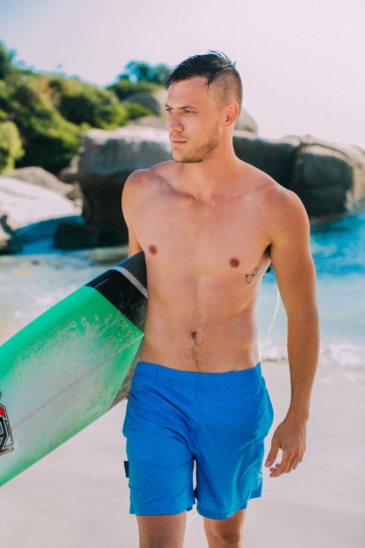 GUGGEN MOUNTAIN Herren Badehose – Funktion trifft auf Stil

Diese Badehose von GUGGEN MOUNTAIN überzeugt durch hochwertige Verarbeitung, hohen Tragekomfort und ein modernes, sportliches Design – perfekt für den Sommer, das Freibad oder den nächsten Strandurlaub.

Hergestellt aus 100% hochwertigem Polyester, ist die Badehose besonders langlebig und trocknet sehr schnell – ideal für aktive Männer, die sich im Wasser genauso wohlfühlen wie an Land. Die integrierte Innenhose sowie die zwei praktischen Hosentaschen bestehen aus reißfestem Netzgewebe mit stabiler Doppelnaht, was für zusätzliche Robustheit sorgt.

Der breite elastische Bund mit Kordelzug garantiert optimalen Sitz – beim Schwimmen ebenso wie bei anderen Wassersportarten wie Surfen, Kiten oder Stand-up-Paddling.

Mit dem modernen und trendigen Design der Marke GUGGEN MOUNTAIN setzt du auch modisch ein Statement – funktionale Bademode mit Stil.

Material:

Außen- & Innenmaterial: 100% Polyester

Pflegehinweis: Maschinenwäsche bei 30 °C