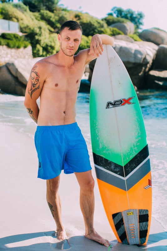 GUGGEN MOUNTAIN Herren Badehose – Funktion trifft auf Stil

Diese Badehose von GUGGEN MOUNTAIN überzeugt durch hochwertige Verarbeitung, hohen Tragekomfort und ein modernes, sportliches Design – perfekt für den Sommer, das Freibad oder den nächsten Strandurlaub.

Hergestellt aus 100% hochwertigem Polyester, ist die Badehose besonders langlebig und trocknet sehr schnell – ideal für aktive Männer, die sich im Wasser genauso wohlfühlen wie an Land. Die integrierte Innenhose sowie die zwei praktischen Hosentaschen bestehen aus reißfestem Netzgewebe mit stabiler Doppelnaht, was für zusätzliche Robustheit sorgt.

Der breite elastische Bund mit Kordelzug garantiert optimalen Sitz – beim Schwimmen ebenso wie bei anderen Wassersportarten wie Surfen, Kiten oder Stand-up-Paddling.

Mit dem modernen und trendigen Design der Marke GUGGEN MOUNTAIN setzt du auch modisch ein Statement – funktionale Bademode mit Stil.

Material:

Außen- & Innenmaterial: 100% Polyester

Pflegehinweis: Maschinenwäsche bei 30 °C