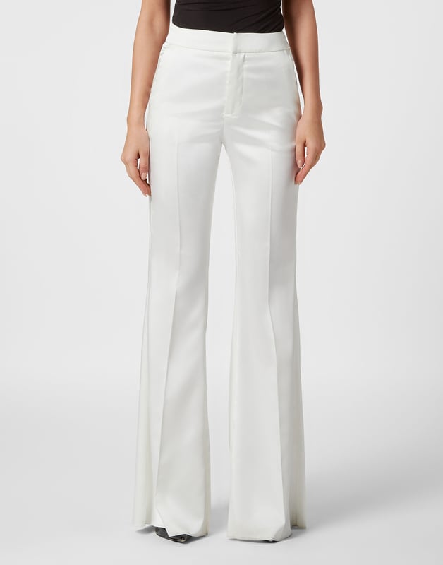 The elegance of flare trousers is indisputable. See this model designed for the new season.   Stretch stain   Waistband with hidden button    Slit pockets   Logoed metal badge on the back