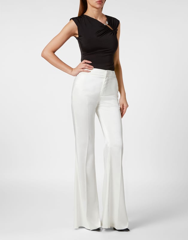 The elegance of flare trousers is indisputable. See this model designed for the new season.   Stretch stain   Waistband with hidden button    Slit pockets   Logoed metal badge on the back