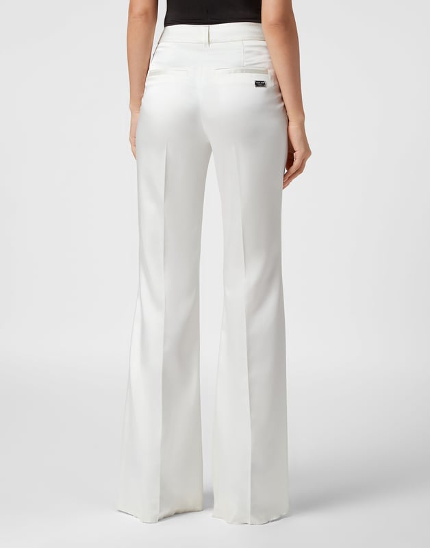 The elegance of flare trousers is indisputable. See this model designed for the new season.   Stretch stain   Waistband with hidden button    Slit pockets   Logoed metal badge on the back