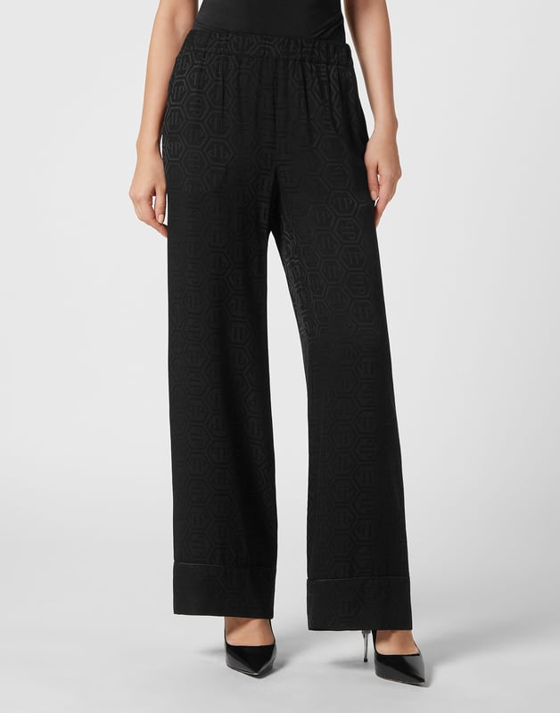 Trousers Monogram Rediscover the meaning of simple elegance with this silk pijama pant. Check out the details. Silk fabric with jacquarded monogram Elastic waistband Edges with piping