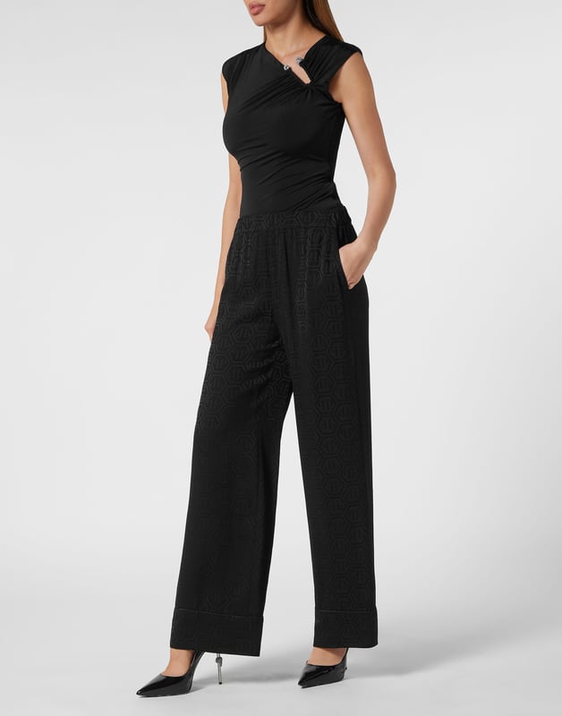 Trousers Monogram Rediscover the meaning of simple elegance with this silk pijama pant. Check out the details. Silk fabric with jacquarded monogram Elastic waistband Edges with piping
