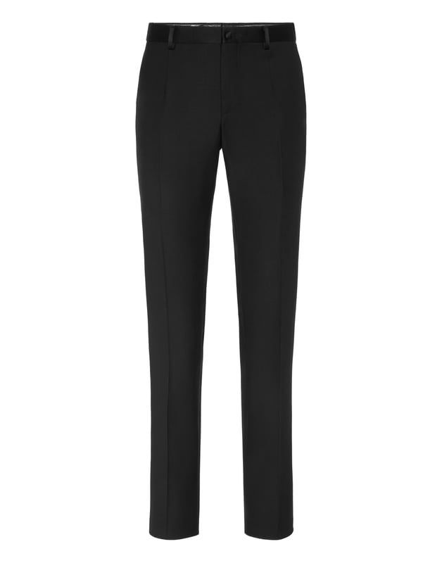 Estos pantalones de esmoquin aportan una precisión moderna a un básico formal atemporal, ofreciendo una silueta entallada impregnada de lujo discreto.   La mezcla de lana virgen garantiza una textura y estructura refinadas.   El corte entallado realza una silueta limpia y alargada.   Las sutiles inserciones de satén evocan la elegancia clásica del esmoquin.   Versátil para combinar con blazers o prendas de punto elevadas.   Ideal para eventos formales o ambientes nocturnos de lujo.