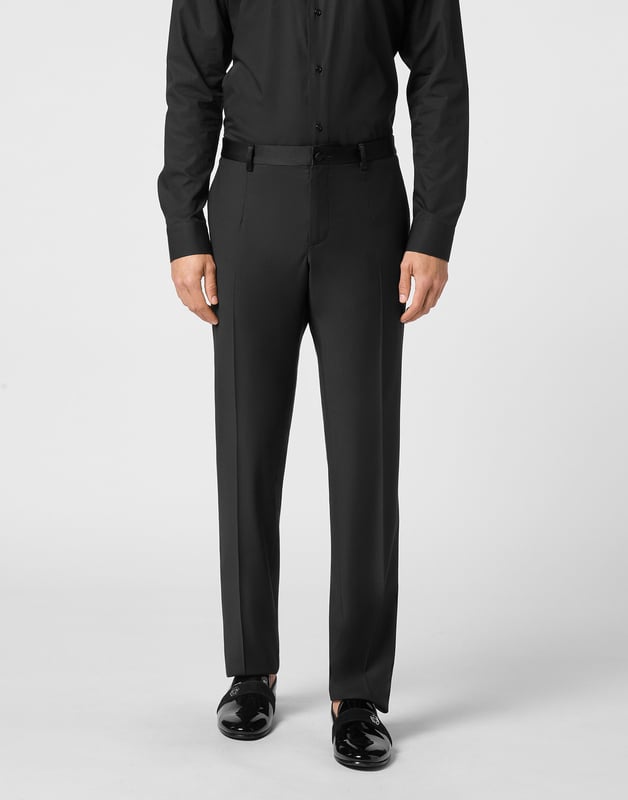 Estos pantalones de esmoquin aportan una precisión moderna a un básico formal atemporal, ofreciendo una silueta entallada impregnada de lujo discreto.   La mezcla de lana virgen garantiza una textura y estructura refinadas.   El corte entallado realza una silueta limpia y alargada.   Las sutiles inserciones de satén evocan la elegancia clásica del esmoquin.   Versátil para combinar con blazers o prendas de punto elevadas.   Ideal para eventos formales o ambientes nocturnos de lujo.