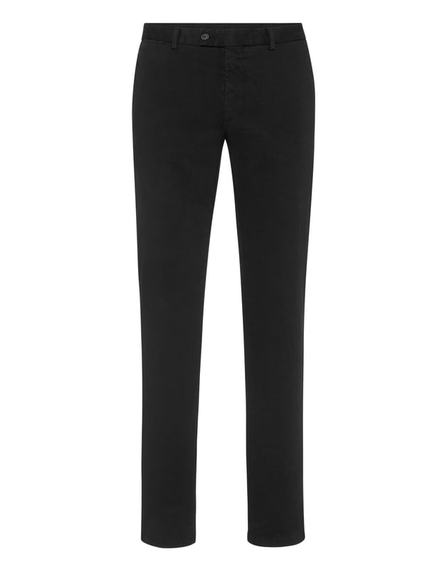 Elegantes y versátiles, estos pantalones chinos de Philipp Plein están pensados para pasar de salidas informales a looks elevados con facilidad. Combínalos con una camisa fresca o una camiseta gráfica para un estilo sin esfuerzo.   El corte chino entallado ofrece una silueta limpia y moderna.   La mezcla de algodón elástico ofrece comodidad y flexibilidad   Diseño minimalista con sutiles detalles de lujo   Estructura ligera ideal para vestir a capas durante todo el año   Un básico de armario con un toque refinado