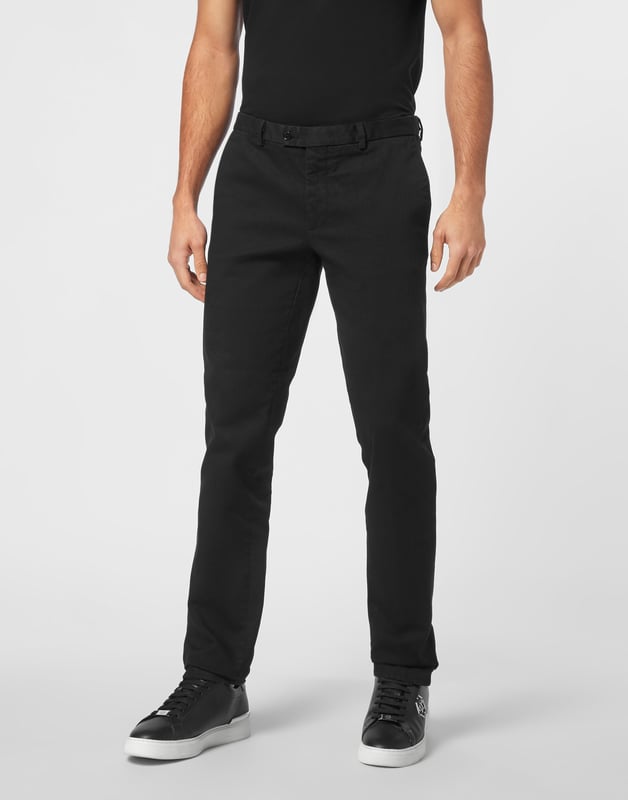 Elegantes y versátiles, estos pantalones chinos de Philipp Plein están pensados para pasar de salidas informales a looks elevados con facilidad. Combínalos con una camisa fresca o una camiseta gráfica para un estilo sin esfuerzo.   El corte chino entallado ofrece una silueta limpia y moderna.   La mezcla de algodón elástico ofrece comodidad y flexibilidad   Diseño minimalista con sutiles detalles de lujo   Estructura ligera ideal para vestir a capas durante todo el año   Un básico de armario con un toque refinado
