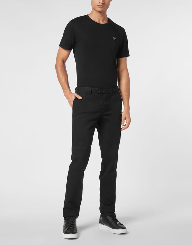 Elegantes y versátiles, estos pantalones chinos de Philipp Plein están pensados para pasar de salidas informales a looks elevados con facilidad. Combínalos con una camisa fresca o una camiseta gráfica para un estilo sin esfuerzo.   El corte chino entallado ofrece una silueta limpia y moderna.   La mezcla de algodón elástico ofrece comodidad y flexibilidad   Diseño minimalista con sutiles detalles de lujo   Estructura ligera ideal para vestir a capas durante todo el año   Un básico de armario con un toque refinado