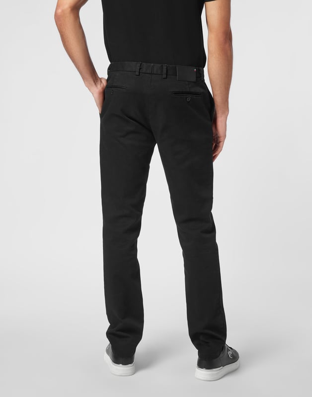 Elegantes y versátiles, estos pantalones chinos de Philipp Plein están pensados para pasar de salidas informales a looks elevados con facilidad. Combínalos con una camisa fresca o una camiseta gráfica para un estilo sin esfuerzo.   El corte chino entallado ofrece una silueta limpia y moderna.   La mezcla de algodón elástico ofrece comodidad y flexibilidad   Diseño minimalista con sutiles detalles de lujo   Estructura ligera ideal para vestir a capas durante todo el año   Un básico de armario con un toque refinado