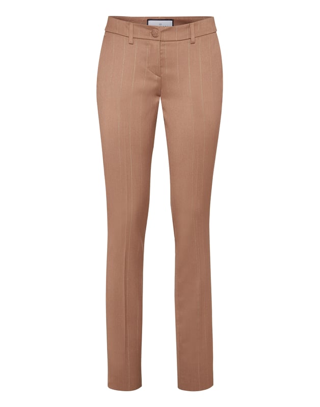 Confeccionados con precisión y refinados con sutiles rayas, estos pantalones chinos combinan una estructura atemporal con un toque elegante y contemporáneo.   Combínalos con americanas o camisetas en contraste para vestir de día o de noche.   El corte de pierna recto y limpio favorece con pulida facilidad   Sutil estampado a rayas que añade dimensión y sofisticación   El tejido elástico garantiza la comodidad con un acabado estructurado   Diseñado para una elegancia moderna con versatilidad para el día a día