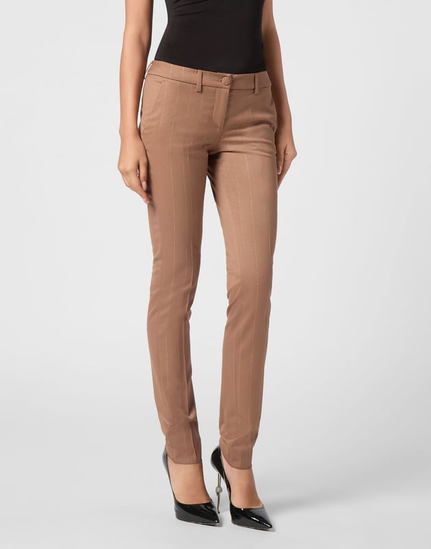 Confeccionados con precisión y refinados con sutiles rayas, estos pantalones chinos combinan una estructura atemporal con un toque elegante y contemporáneo.   Combínalos con americanas o camisetas en contraste para vestir de día o de noche.   El corte de pierna recto y limpio favorece con pulida facilidad   Sutil estampado a rayas que añade dimensión y sofisticación   El tejido elástico garantiza la comodidad con un acabado estructurado   Diseñado para una elegancia moderna con versatilidad para el día a día