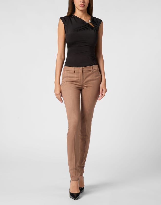 Confeccionados con precisión y refinados con sutiles rayas, estos pantalones chinos combinan una estructura atemporal con un toque elegante y contemporáneo.   Combínalos con americanas o camisetas en contraste para vestir de día o de noche.   El corte de pierna recto y limpio favorece con pulida facilidad   Sutil estampado a rayas que añade dimensión y sofisticación   El tejido elástico garantiza la comodidad con un acabado estructurado   Diseñado para una elegancia moderna con versatilidad para el día a día