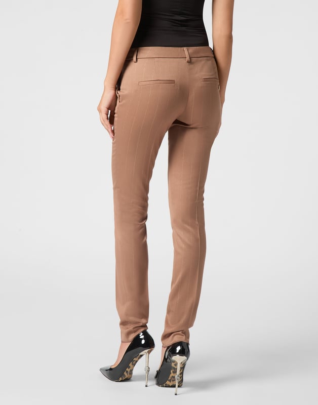 Confeccionados con precisión y refinados con sutiles rayas, estos pantalones chinos combinan una estructura atemporal con un toque elegante y contemporáneo.   Combínalos con americanas o camisetas en contraste para vestir de día o de noche.   El corte de pierna recto y limpio favorece con pulida facilidad   Sutil estampado a rayas que añade dimensión y sofisticación   El tejido elástico garantiza la comodidad con un acabado estructurado   Diseñado para una elegancia moderna con versatilidad para el día a día